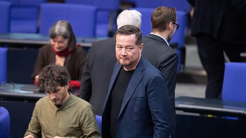 Uli Grötsch kommt zur Plenarsitzung im Deutschen Bundestag.