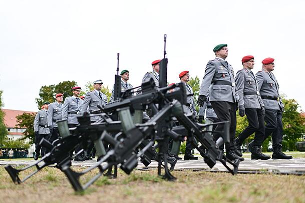 Über dem Bundeswehr-Gelände wurden ebenfalls Drohnen gesichtet. (Archivbild)