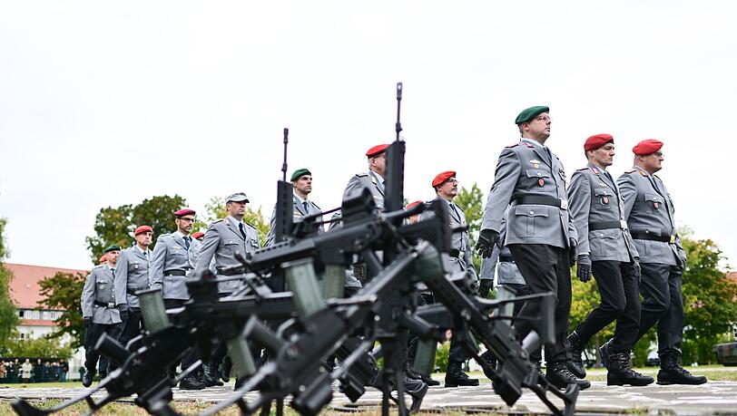 Die Bundeswehr soll attraktiver werden für junge Leute, denn der Bedarf ist aus Sicht der Regierung groß. (Archivbild)