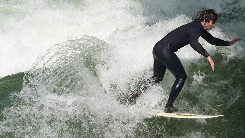 Ein Surfer am Freitag beim genehmigten Wellen-Test. F&uuml;r diesen Testtag war das Surfen an der Eisbachwelle erlaubt.