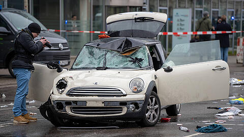 Im Februar 2025 raste der Angeklagte mit einem Auto von hinten in den Demonstrationszug.