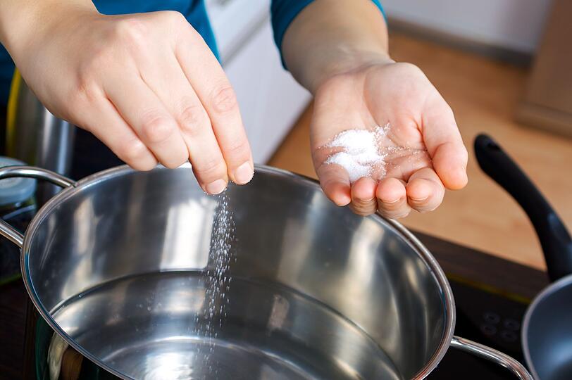 Der K&ouml;rper braucht Salz, doch laut WHO nicht mehr als f&uuml;nf Gramm t&auml;glich - das entspricht etwa einem Teel&ouml;ffel. Denn ein Zuviel an Salz k&ouml;nnte gesundheitliche Folgen wie Bluthochdruck oder Kalziummangel haben. Ein Weg, weniger Salz zu konsumieren, ist selber kochen. Denn Salz wird vor allem &uuml;ber Fastfood, Fertigprodukte, Snacks wie Chips sowie Brot und K&auml;se aufgenommen.