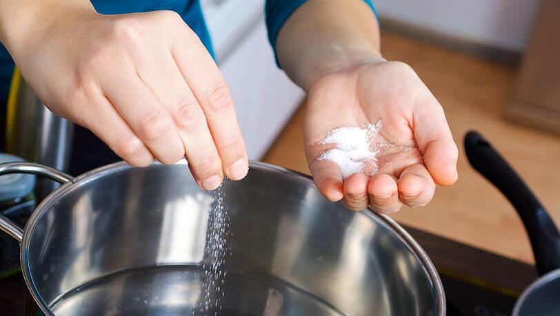 Der Körper braucht Salz, doch laut WHO nicht mehr als fünf Gramm täglich - das entspricht etwa einem Teelöffel. Denn ein Zuviel an Salz könnte gesundheitliche Folgen wie Bluthochdruck oder Kalziummangel haben. Ein Weg, weniger Salz zu konsumieren, ist selber kochen. Denn Salz wird vor allem über Fastfood, Fertigprodukte, Snacks wie Chips sowie Brot und Käse aufgenommen. Der Körper braucht Salz, doch laut WHO nicht mehr als fünf Gramm täglich - das entspricht etwa einem Teelöffel. Denn ein Zuviel an Salz könnte gesundheitliche Folgen wie Bluthochdruck oder Kalziummangel haben. Ein Weg, weniger Salz zu konsumieren, ist selber kochen. Denn Salz wird vor allem über Fastfood, Fertigprodukte, Snacks wie Chips sowie Brot und Käse aufgenommen.
