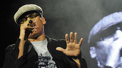 Superstar Xavier Naidoo ist seit rund zehn Jahren im Geschäft. Seither bringt der tief gläubige 39-Jährige in seinen Liedern die göttliche Botschaft unters Volk. Er gilt als einer der erfolgreichsten Soul- und R&B-Sänger Deutschlands.