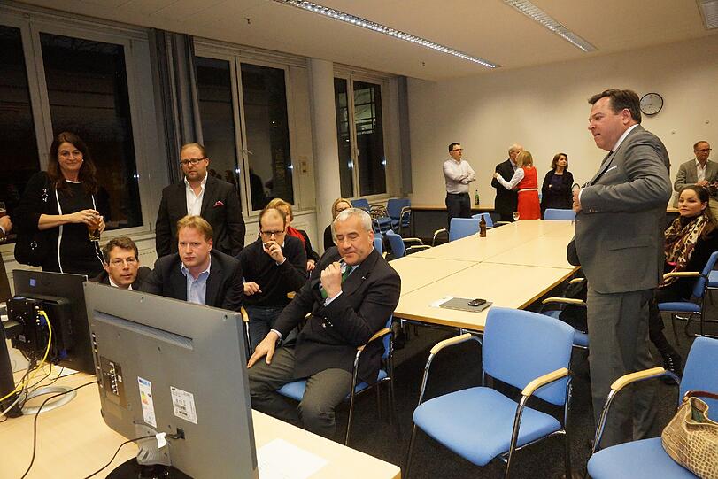 Beim warten auf die erste Hochrechnung redet Josef Schmid mit Kollegen.