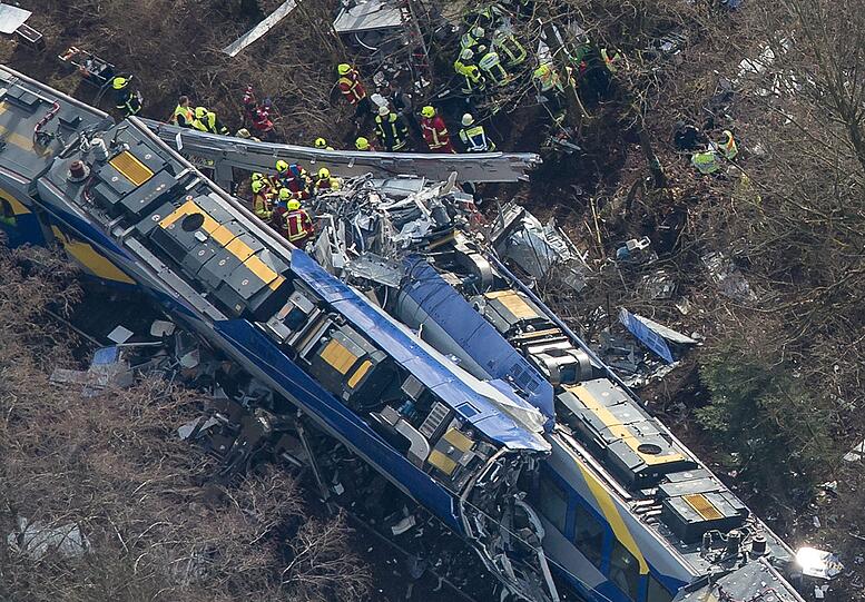 Am 9. Februar kam es bei Bad Aibling zum Zusammenstoß zweier Meridian-Züge. Elf Menschen starben. Die Bilder von der Unglücksstelle.