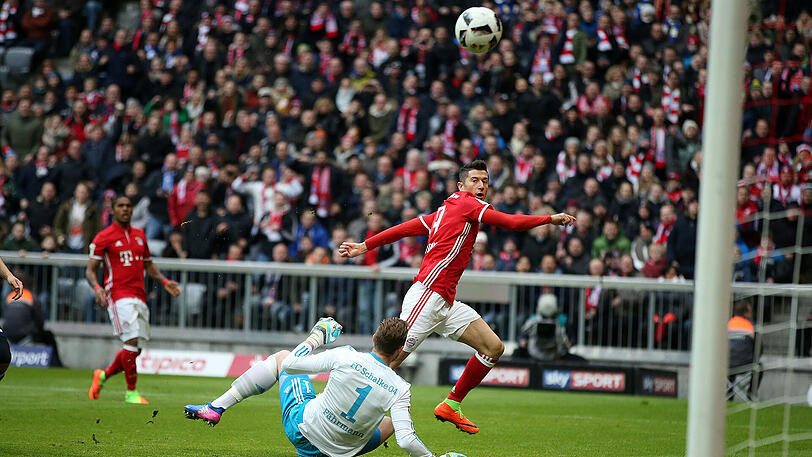 4. Februar 2017: Robert Lewandowski überlupft Schalke-Keeper Ralf Fährmann zum 1:0.