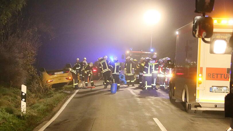 Ein 33-Jähriger ist mit seinem Opel bei Dorfen von der Fahrbahn abgekommen und hat sich überschlagen. Ein 33-Jähriger ist mit seinem Opel bei Dorfen von der Fahrbahn abgekommen und hat sich überschlagen.