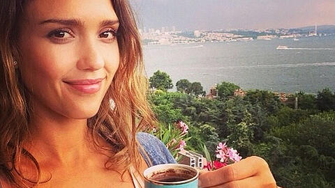 Kaffee macht schlank, das weiß auch Schauspielerin Jessica Alba.