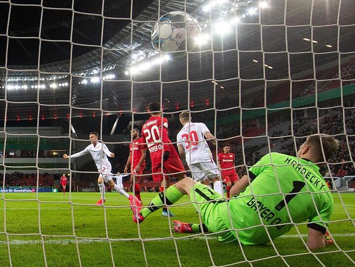 Union Berlins Marcus Ingvartsen (links hinten) feiert sein Tor zur 1:0-Führung in Leverkusen.