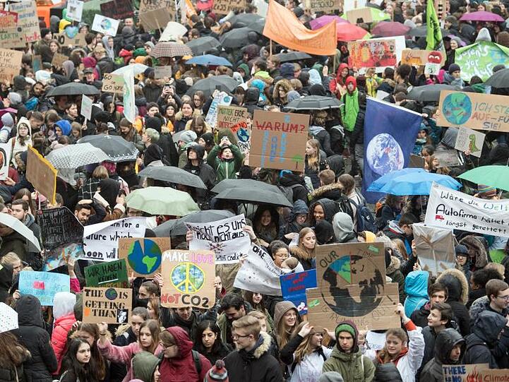 Schüler beteiligen sich an der "Fridays for Future"-Demo in der Düsseldorfer Innenstadt.