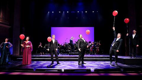 Die Laune steigt mit jedem Ballon - und tollen Stimmen: Frances Lucey (im besprochenen Konzert sang Anna Agathonos), Jennifer O'Loughlin, Gyula Rab, Matija Meic, Levente Páll und Timos Sirlantzis (v. li.)