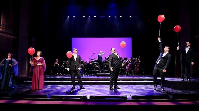 Die Laune steigt mit jedem Ballon - und tollen Stimmen: Frances Lucey (im besprochenen Konzert sang Anna Agathonos), Jennifer O'Loughlin, Gyula Rab, Matija Meic, Levente Páll und Timos Sirlantzis (v. li.)
