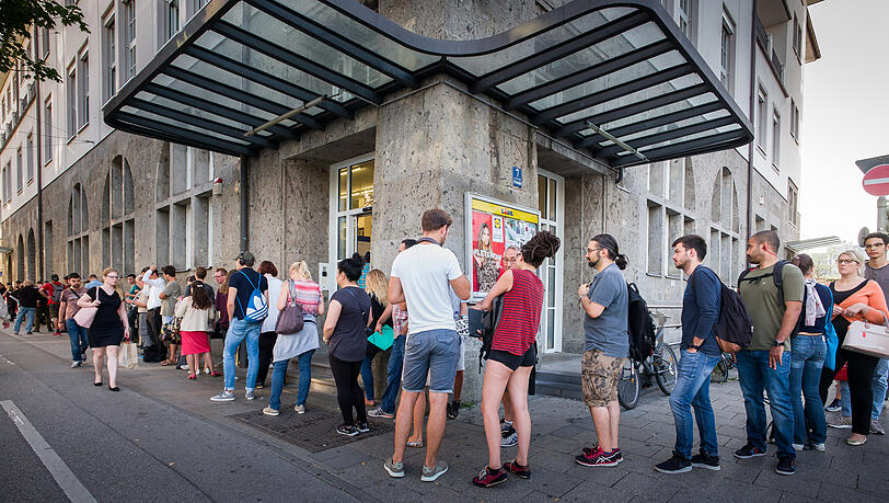 Eine lange Schlange vor dem Bürgeramt am Ostbahnhof: Mit 3,2 Sternen ist es sogar besser bewertet als der Münchner Durchschnitt.