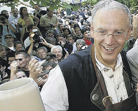 Erlangens Amtsinhaber Siegfried Balleis (CSU) ist seit 1996 Chef im Rathaus und wird es wohl auch nach der OB-Wahl bleiben.