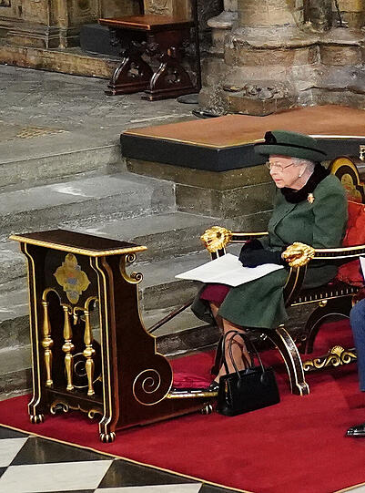 Die britische Königin Elizabeth II. beim Gedenkgottesdienst für Prinz Philip in der Westminster Abbey.