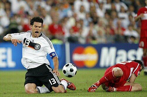 Michael Ballack (l.) im Spiel gegen die Türkei