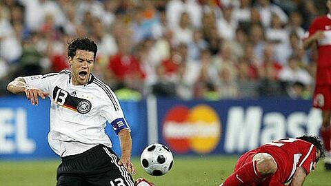 Michael Ballack (l.) im Spiel gegen die Türkei