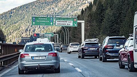 Nichts geht mehr: Die Autos stehen auf der S&uuml;dtiroler Brenner-Seite kurz vor der &ouml;sterreichischen Staatsgrenze.