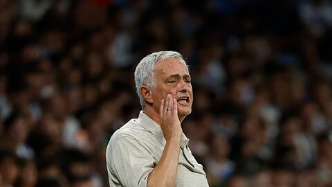 Real Madrids Cheftrainer Jos&eacute; Mourinho st&auml;rkt seinem Offensivstar Vin&iacute;cius J&uacute;nior den R&uuml;cken.