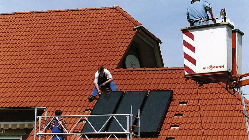 Ab 2012 gib es weniger Anschubfinanzierung für Solarkollektoren und eine geringere Einspeisevergütung für Strom vom eigenen Dach. Ab 2012 gib es weniger Anschubfinanzierung für Solarkollektoren und eine geringere Einspeisevergütung für Strom vom eigenen Dach.