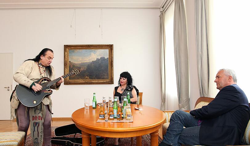 Kult für den Kultusminister: Liedermacher-Legende Willy Michl besucht mit seiner Frau Cora Kultusminister Ludwig Spaenle in seinem Büro - und spielt dem Fan ein Ständchen.