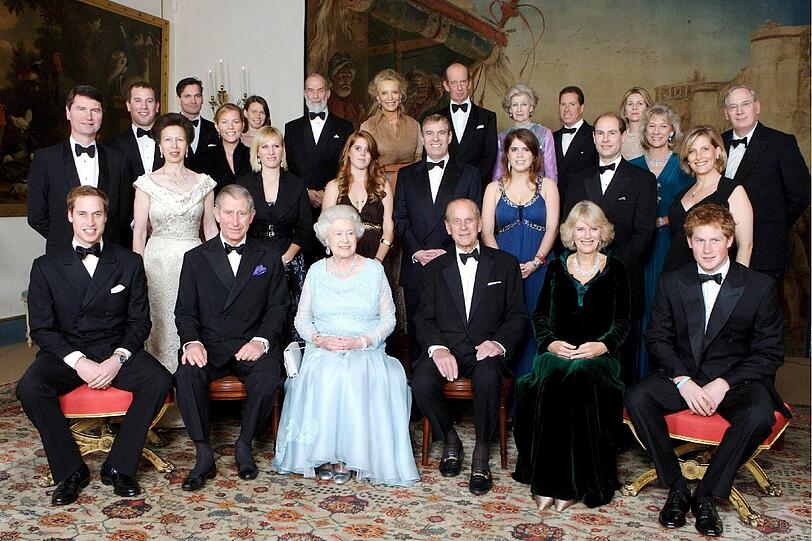 Zara Philipps: Die Enkeltochter der Queen (2. Reihe, 3. von links), gemeinhin als attraktivste Royal bekannt, kämpft auf ihrem Pferd &bdquo;High Kingdom&ldquo; um Medaillen.