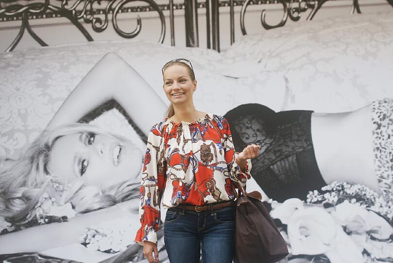 Die schöne Anna Weiß ist Bankkauffrau und liebt den wilden Westen. Beim AZ-Shooting zeigt sie sich von ihrer schönsten Seite.
