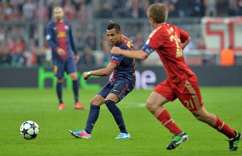 PHILIPP LAHM: Note 2. Warf das Motörchen an, sehr umtriebig, offensivstark. Hätte für seinen Knaller einen Handelfer (Pique!) bekommen können.