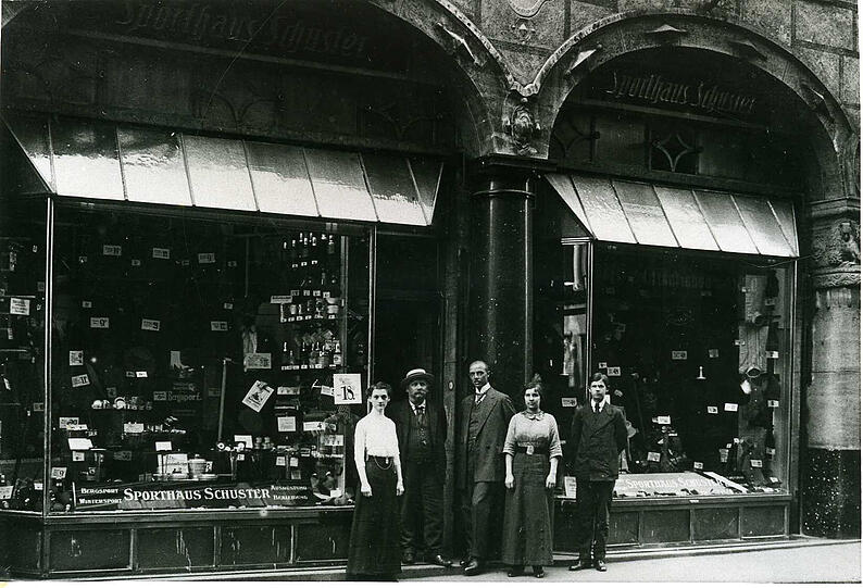 22. April 1913: August Schuster (Mitte) eröffnet zusammen mit einer Handvoll Mitarbeitern das Sporthaus Schuster in der Rosenstraße.