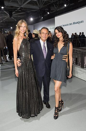 Hahn im Korb: Der ehemalige belgische Formel-1-Rennfahrer Jacques Bernard &bdquo;Jacky&ldquo; Ickx mit Sarah Brandner und Shermine Sharivar im Arm in Paris.