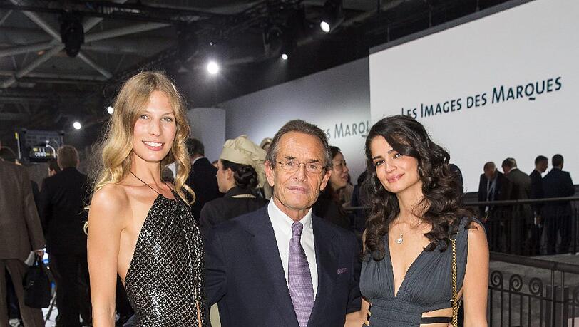 Hahn im Korb: Der ehemalige belgische Formel-1-Rennfahrer Jacques Bernard „Jacky“ Ickx mit Sarah Brandner und Shermine Sharivar im Arm in Paris. Hahn im Korb: Der ehemalige belgische Formel-1-Rennfahrer Jacques Bernard „Jacky“ Ickx mit Sarah Brandner und Shermine Sharivar im Arm in Paris.