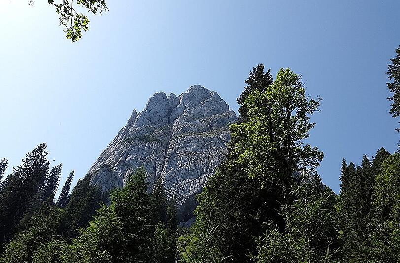 Imposante Wegmarkierung: Auf der Fahrt zur Kenzenhütte grüßt der markante Geiselstein (1.882 m).