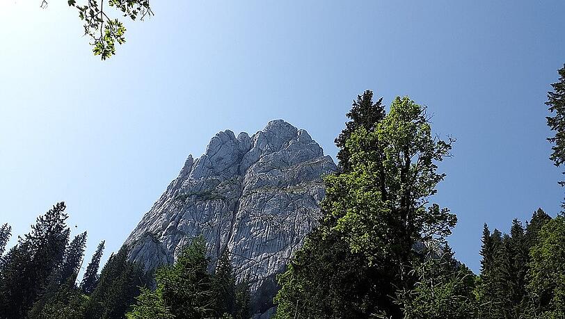 Imposante Wegmarkierung: Auf der Fahrt zur Kenzenhütte grüßt der markante Geiselstein (1.882 m). Imposante Wegmarkierung: Auf der Fahrt zur Kenzenhütte grüßt der markante Geiselstein (1.882 m).