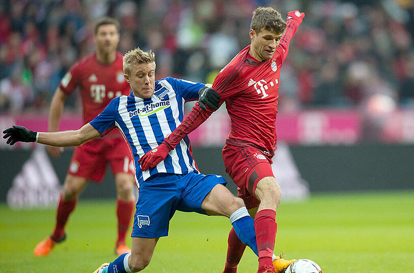 Thomas Müller, Note 2: Nach Benatias Kopfballverlängerung traf Müller schon zum 13. Mal in dieser Saison - persönlicher Bundesligarekord. Für die Bayern war es das 2300. Tor in Heimspielen - ebenfalls Bestwert. Mit nun 84 Liga-Treffern rückte Müller auf Platz 10 im Bayern-Ranking vor.