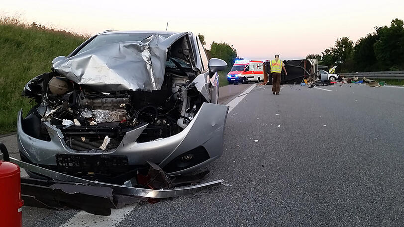 Der Wohnwagen ist komplett zerstört, das Zugfahrzeug landete in der Leitplanke. Ingesamt kamen drei Verletzte ins Krankenhaus. Die Bilder von der A7.
