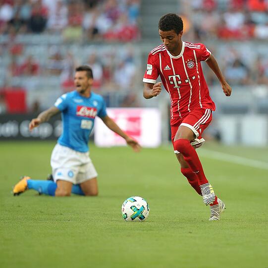 TIMOTHY TILLMAN NOTE 3
Sehr auffällig in der Anfangsphase, als er kurz vor dem Neapel-Tor noch geblockt wurde. Der 18-Jährige, der sonst bei den Amateuren spielt, deutete sein Offensivpotenzial an.