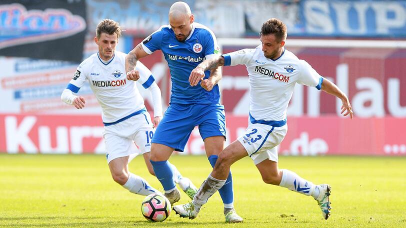 Besser läuft es nach seiner Rückkehr nach Deutschland. Gebhart heuert ebenfalls 2016 beim Drittligisten Hansa Rostock an, sein Marktwert ist laut transfermarkt.de mittlerweile auf 100.000 Euro gefallen. Gebhart macht immerhin 17 Spiele, erzielt vier Tore, gibt vier Vorlagen. Im Sommer 2017 können sich die Hanseaten und der Allgäuer jedoch nicht auf einen neuen Vertrag einigen.