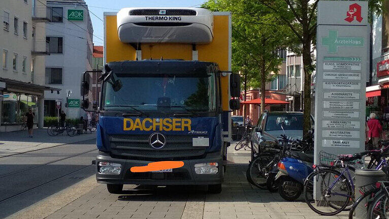 Falschparkender Lkw in Pasing.