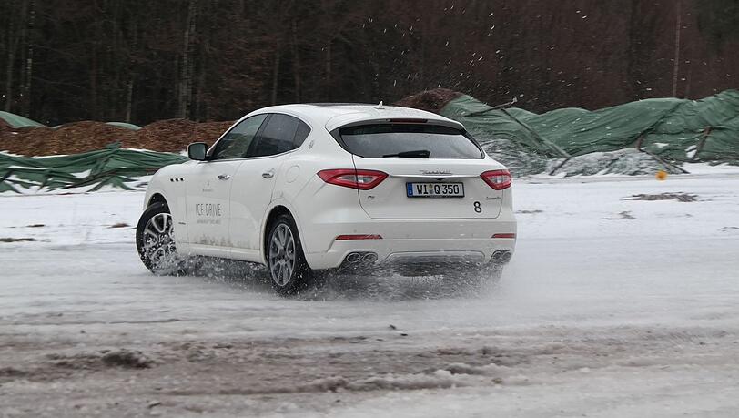 Auch der Maserati Levante wird mit deaktiviertem ESP zum passenden Untersatz für fahrdynamisches Training. Auch der Maserati Levante wird mit deaktiviertem ESP zum passenden Untersatz für fahrdynamisches Training.