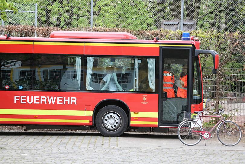SEK-Einsatz! Polizei findet nach Waffen-Kontrolle Toten in der Holzstraße. Die Bilder vom Einsatz...