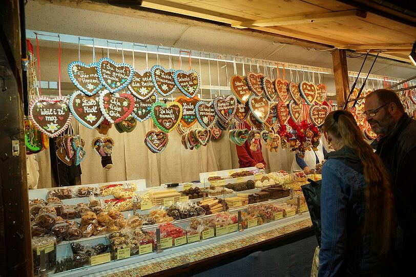 Zwischendrin lockt etwas Süßes: Lebkuchenherz oder Schokoapfel?