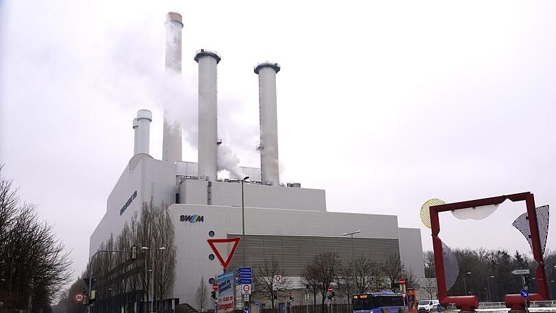 Das Heizkraftwerk Süd mit dem hohen Turm.