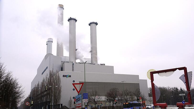 Das Heizkraftwerk Süd mit dem hohen Turm. Das Heizkraftwerk Süd mit dem hohen Turm.