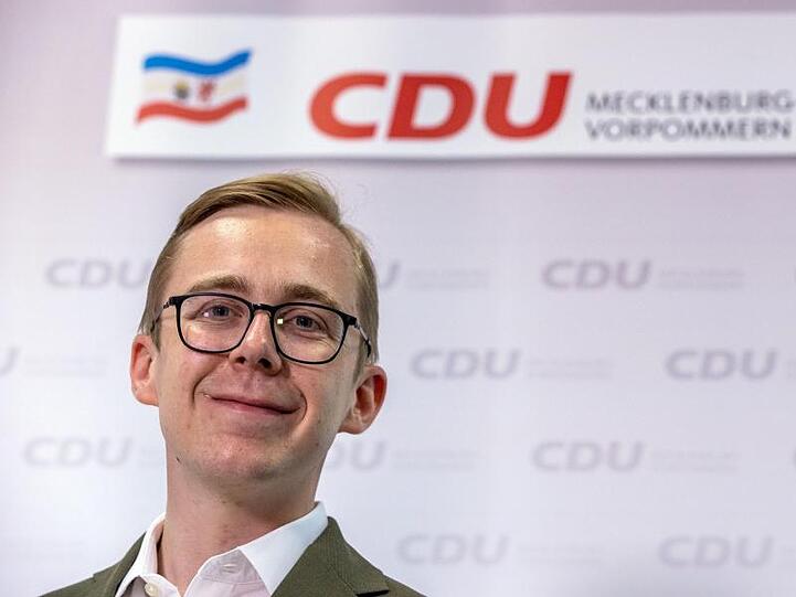 Der Bundestagsabgeordnete Philipp Amthor (CDU) beantwortet bei einer Pressekonferenz die Fragen von Journalisten.