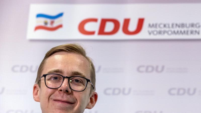 Der Bundestagsabgeordnete Philipp Amthor (CDU) beantwortet bei einer Pressekonferenz die Fragen von Journalisten.