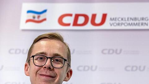 Der Bundestagsabgeordnete Philipp Amthor (CDU) beantwortet bei einer Pressekonferenz die Fragen von Journalisten.