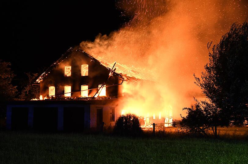 Das Feuer zerstörte die  Scheune eines Dreiseithofs in  Oberrammelsberg in der Gemeinde Wurmsham.