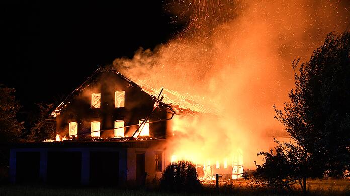 Das Feuer zerstörte die  Scheune eines Dreiseithofs in  Oberrammelsberg in der Gemeinde Wurmsham.