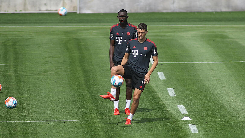 Benjamin Pavard (vorne) beim Bayern-Training am Montag. Am Mittwoch verletzte sich der Franzose.